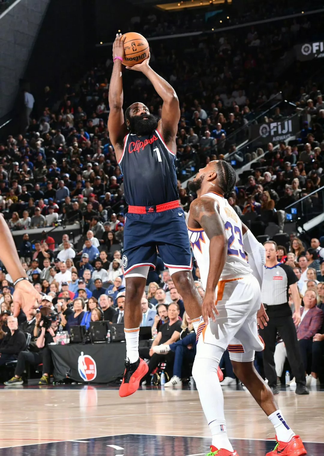 哈登爆冷击败巴塞罗那，出色防守引爆全场！的简单介绍