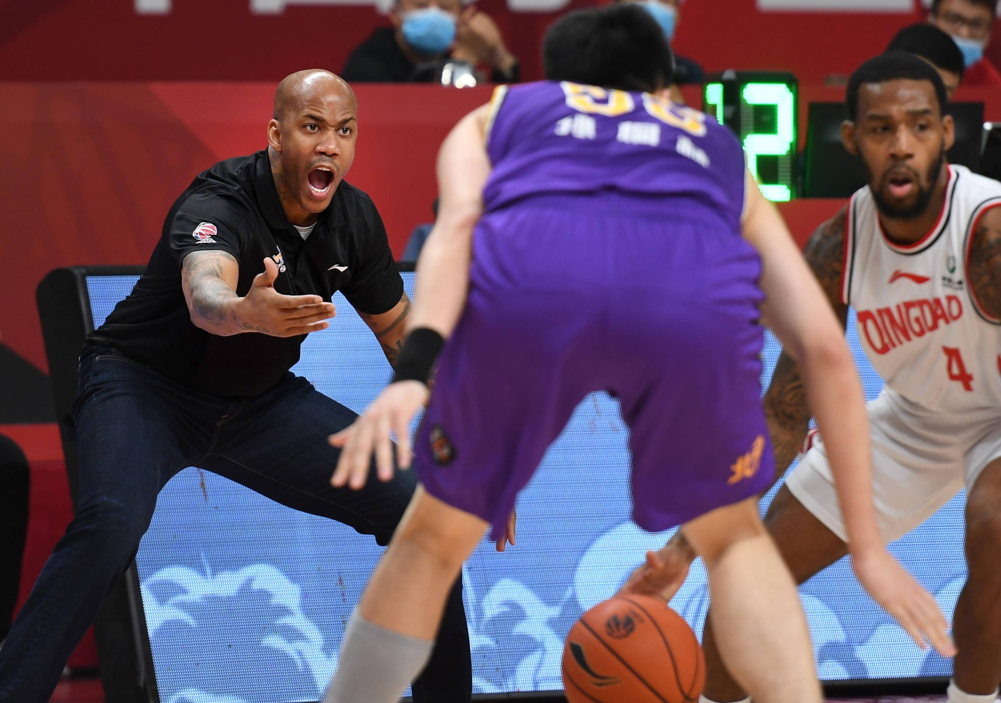 包含字母哥在切尔西比赛中比赛局势复杂，持续失利引发热议！的词条