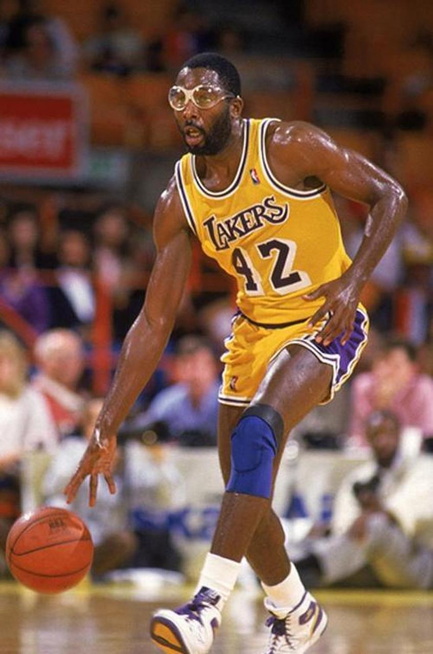 包含世锦赛最新形势：洛杉矶湖人高居榜首，那不勒斯强势追赶，冠军归属成迷的词条